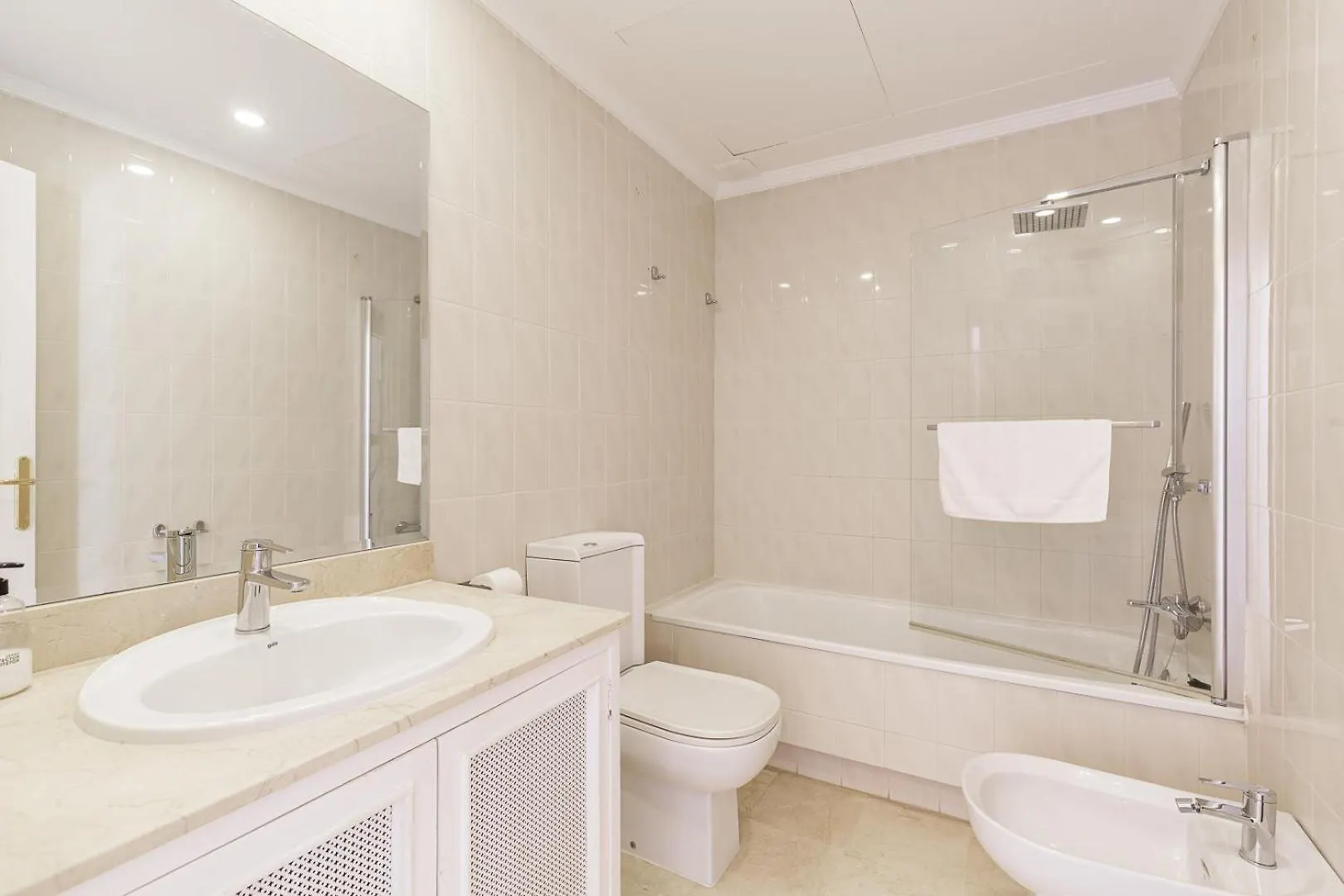 Spacious 2 Bed Duplex In Aloha Gardens Close To Puerto Banus マルベーリャ アパート