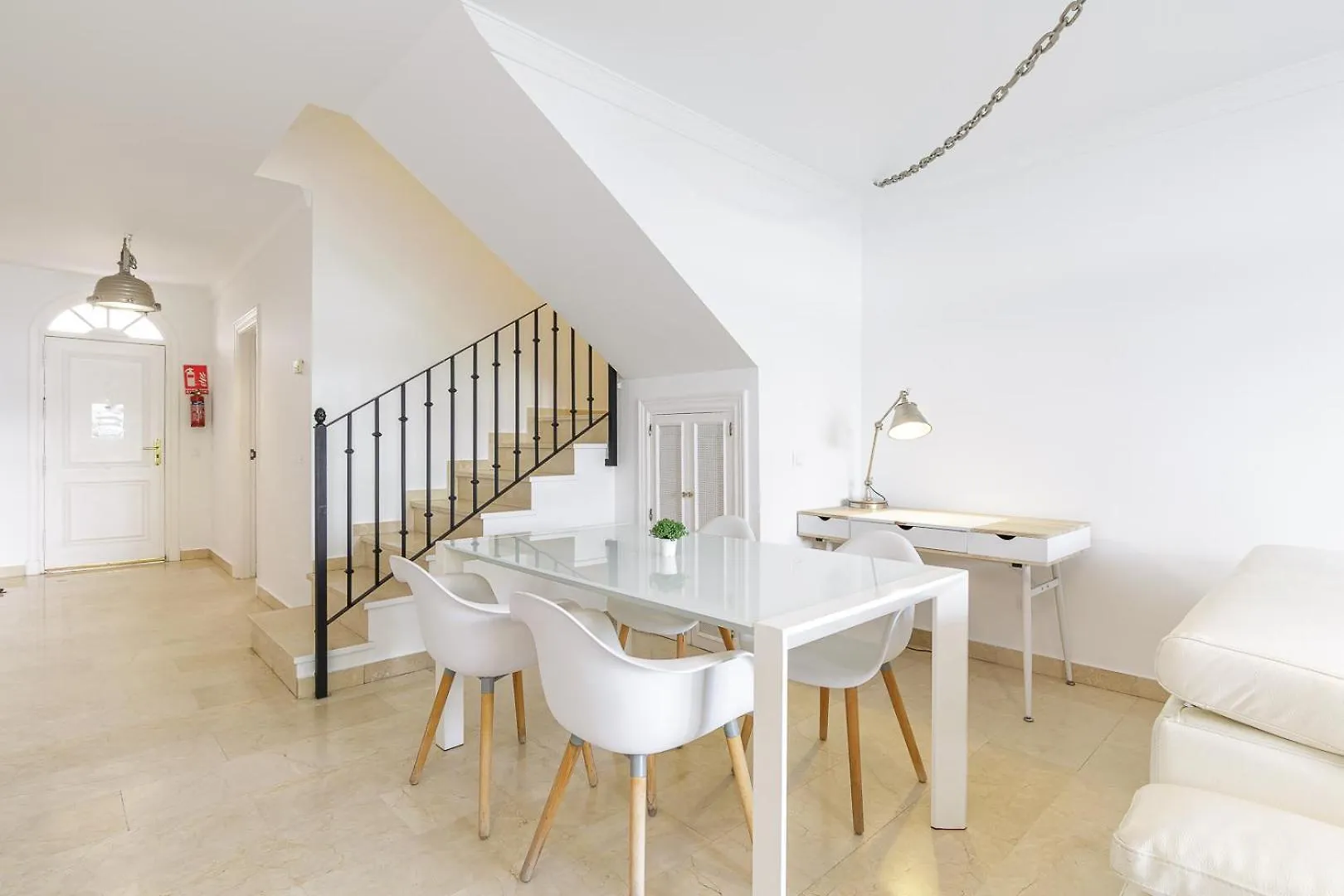 Spacious 2 Bed Duplex In Aloha Gardens Close To Puerto Banus マルベーリャ