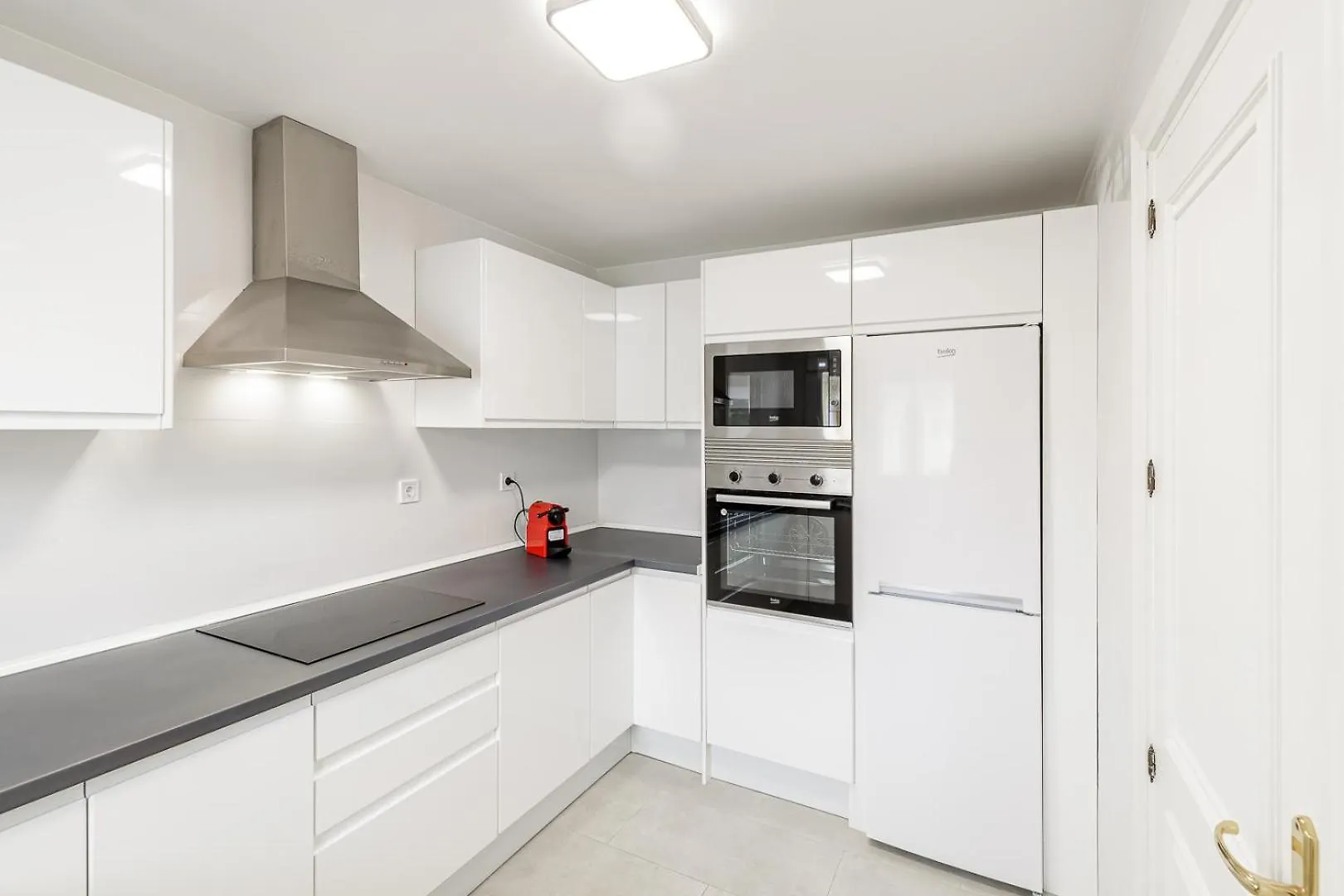 Spacious 2 Bed Duplex In Aloha Gardens Close To Puerto Banus マルベーリャ 0*,  スペイン