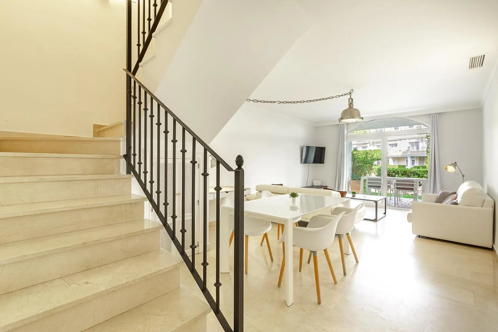 Spacious 2 Bed Duplex In Aloha Gardens Close To Puerto Banus マルベーリャ