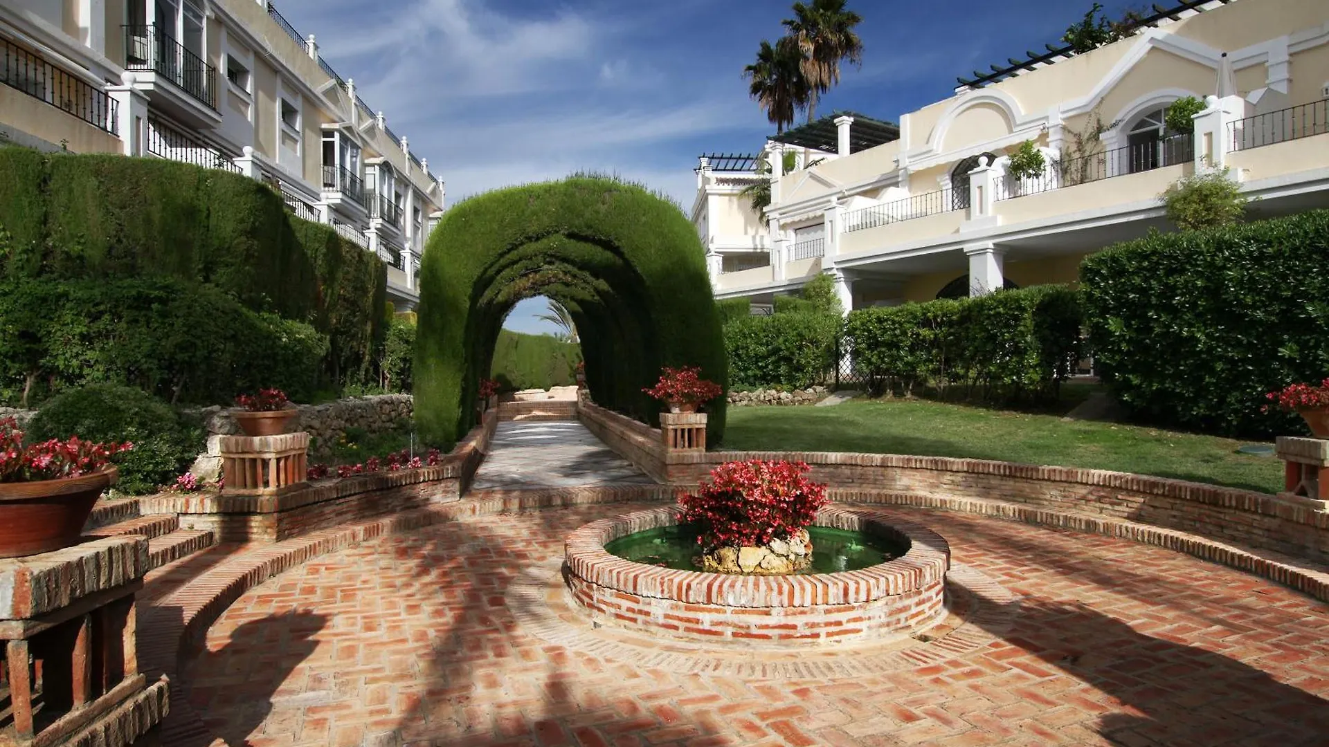 Spacious 2 Bed Duplex In Aloha Gardens Close To Puerto Banus マルベーリャ スペイン