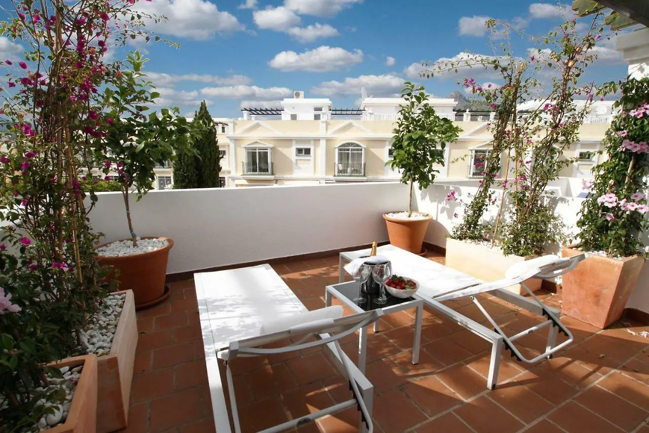 Spacious 2 Bed Duplex In Aloha Gardens Close To Puerto Banus マルベーリャ スペイン
