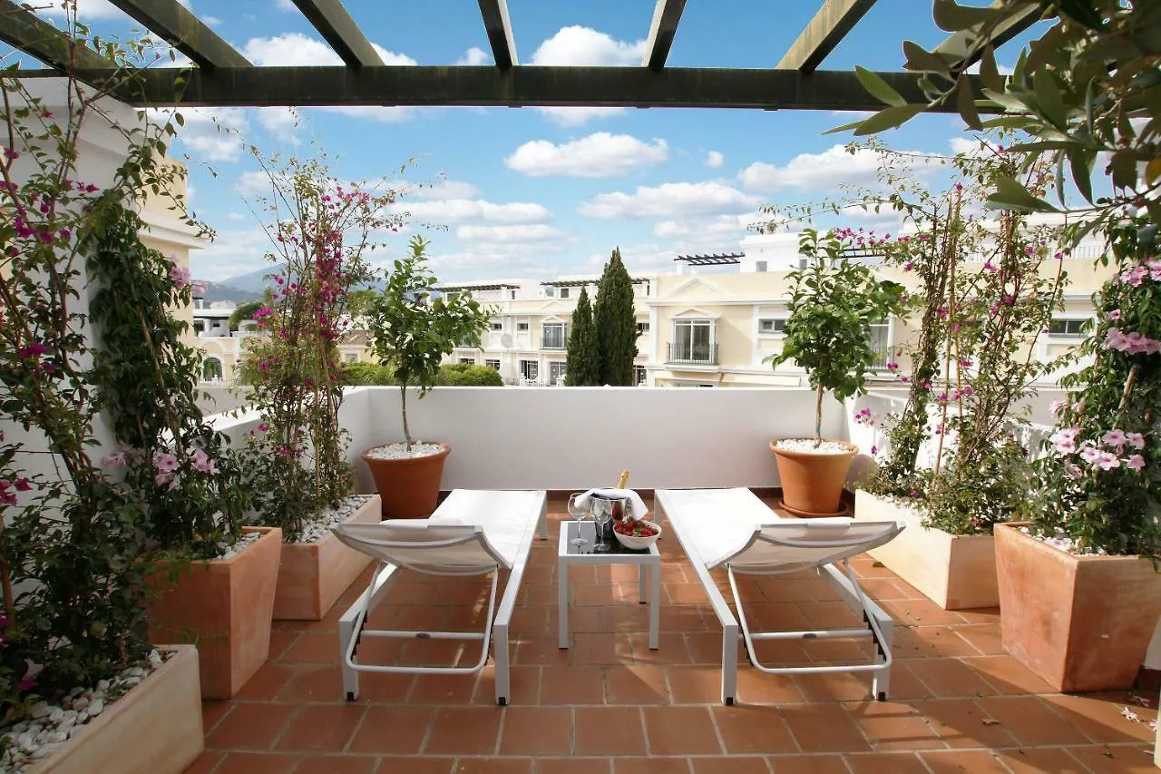 Spacious 2 Bed Duplex In Aloha Gardens Close To Puerto Banus マルベーリャ